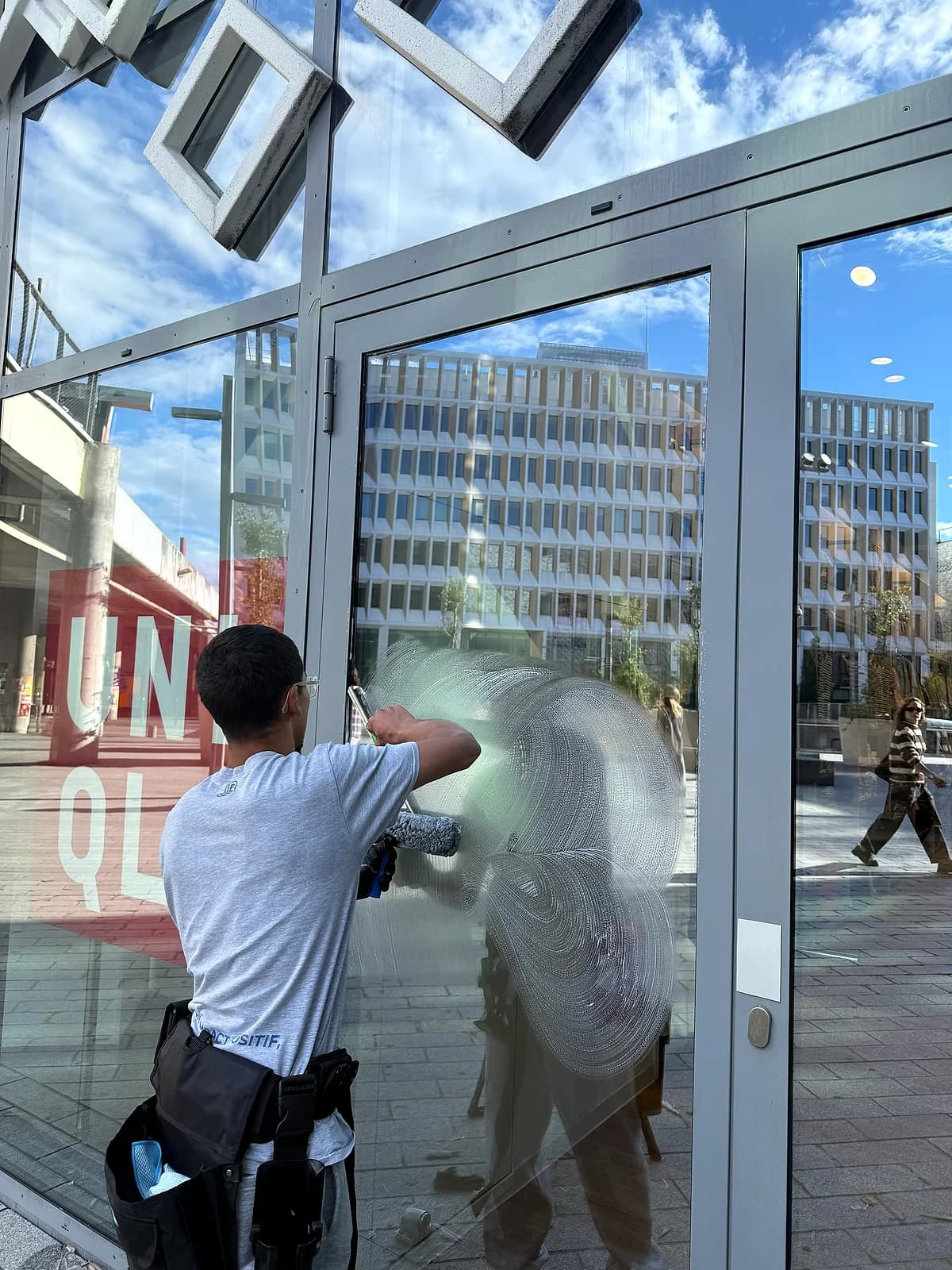 Porte vitrée de commerce en plein passage urbain