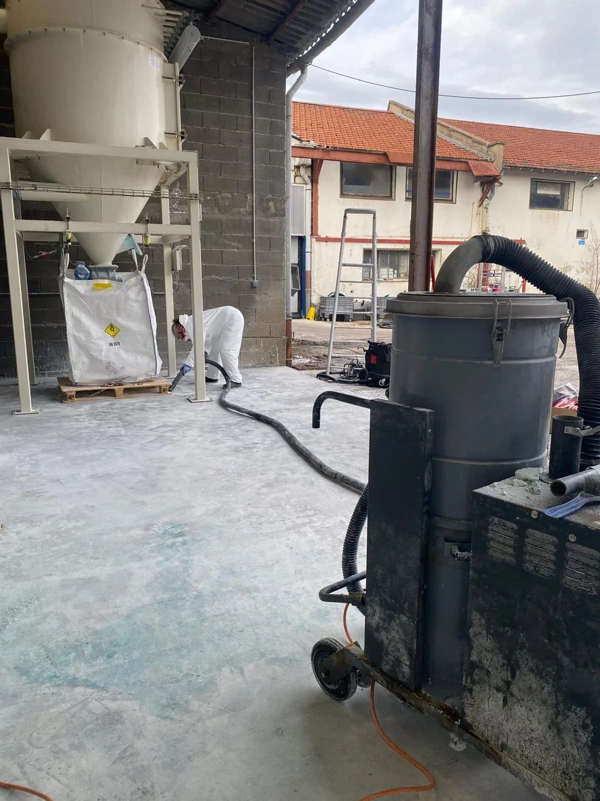 Décontamination site industriel aspiration à Lyon