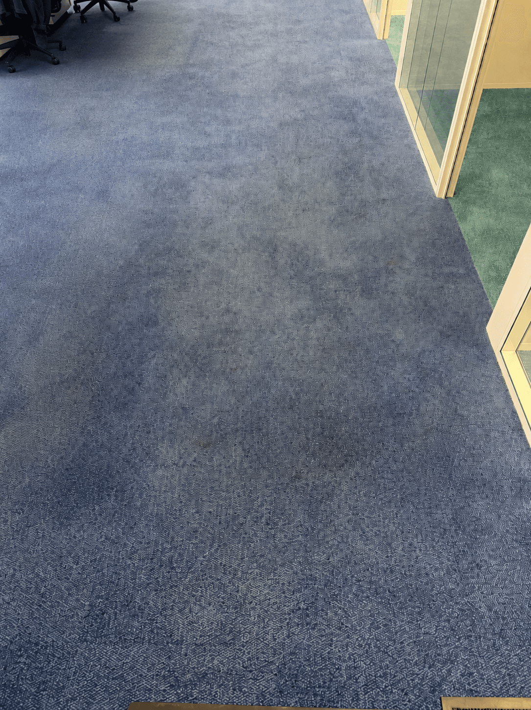 Moquette bleue d’un couloir de bureaux marquée avant nettoyage JB Service