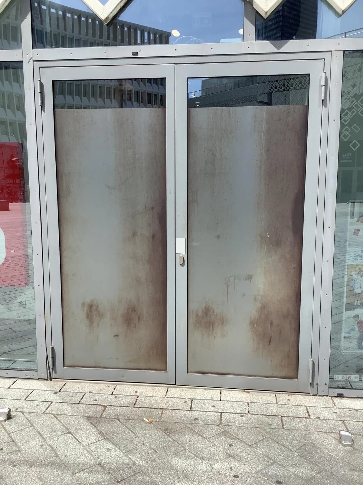 Portes vitrées encrassées avant nettoyage