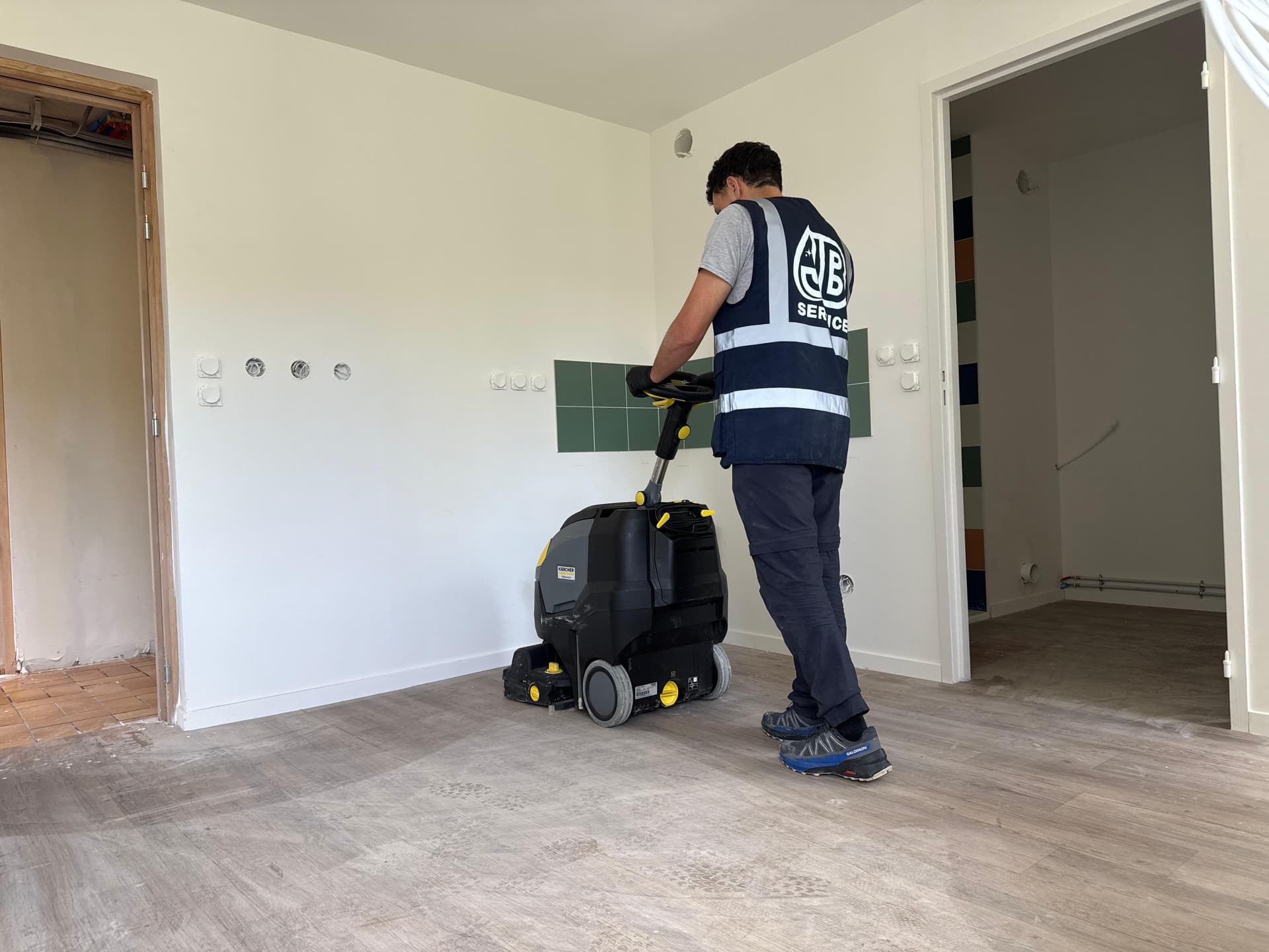 Autolaveuse Kärcher dans une chambre vide - JB Service nettoyage résidentiel et ménage à Lyon