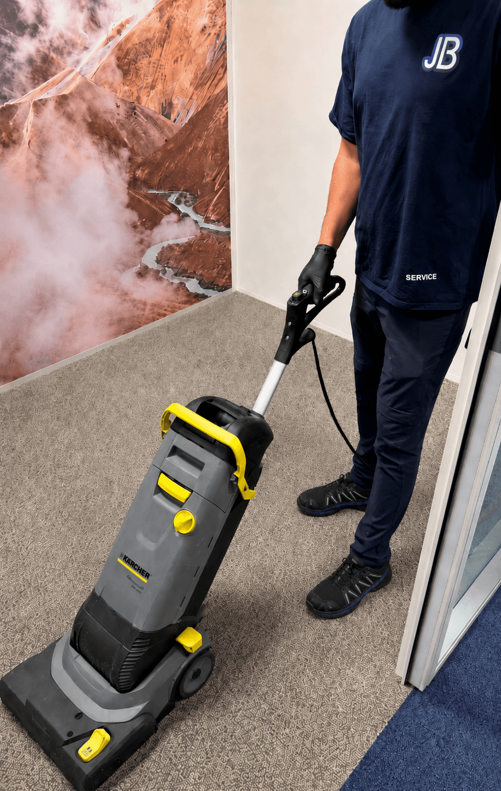 Autolaveuse Kärcher BR sur moquette grise de bureau à Lyon - JB Service nettoyage de moquette professionnelle à Lyon