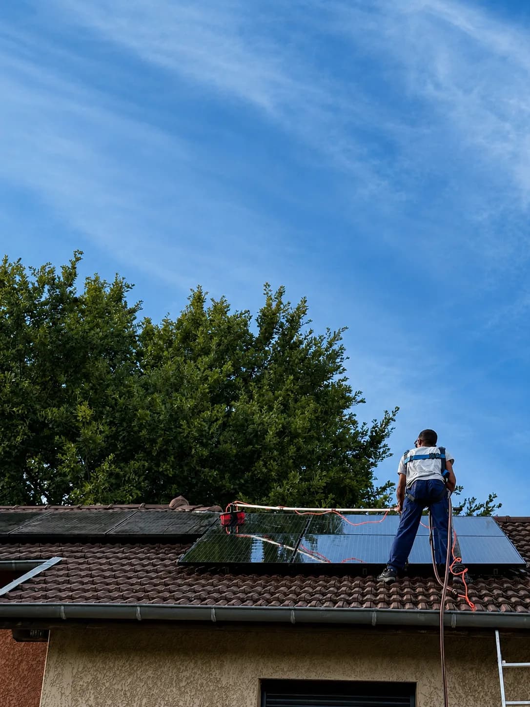 Rinçage des modules à la lance - JB Service nettoyage de panneaux solaires à Lyon
