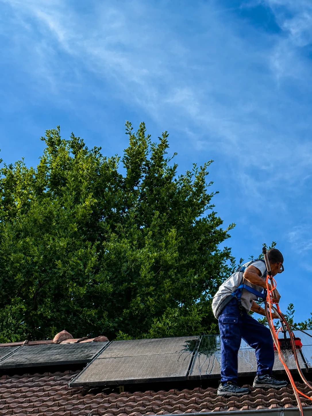 Panneaux photovoltaïques sur toiture en tuiles - JB Service nettoyage de panneaux solaires à Lyon